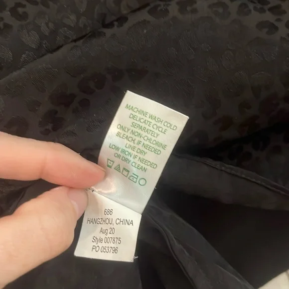 LILLY PULITZER Onyx Christie Bell Sleeve Top Sz. M - Picture 8 of 8